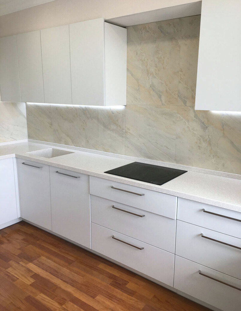 https://mascompany.com.ua/wp-content/uploads/2020/08/kukhonna-stil-nytsya-z-lytoyu-myykoyu-iz-kamenyu-tristone-f-201-indian-ocean-modern-acrylic-stone-2.jpg