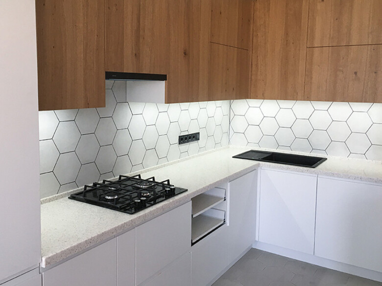 Г-образная столешница из искусственного камня Staron TO310 Quarry Oyster – основное фото – Modern Acrylic Stone