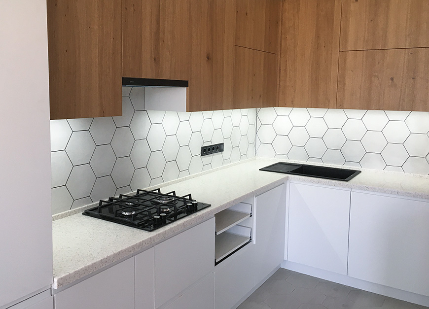 Г-подібна стільниця зі штучного каменю Staron TO310 Quarry Oyster – фото 1 – Modern Acrylic Stone