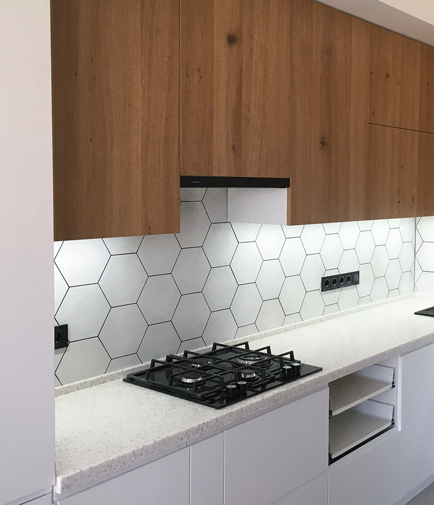 Г-подібна стільниця зі штучного каменю Staron TO310 Quarry Oyster – фото 2 – Modern Acrylic Stone