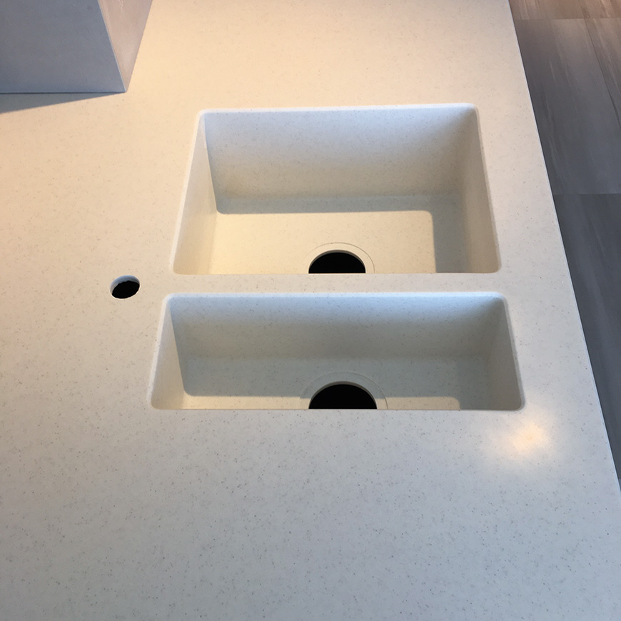 Остров и столешница с двойной мойкой Staron SM421 Sanded Cream – фото 4 – Modern Acrylic Stone