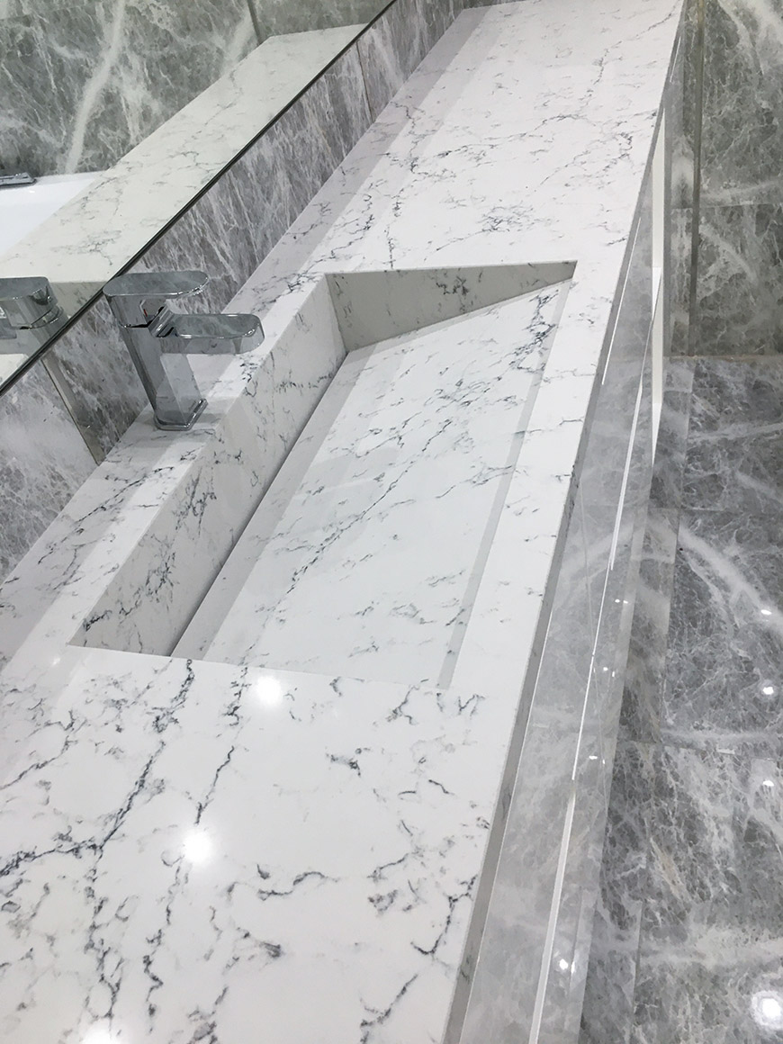 Кварцевая столешница с щелевой мойкой Caesarstone 5143 White Attica – фото 1 – Modern Acrylic Stone