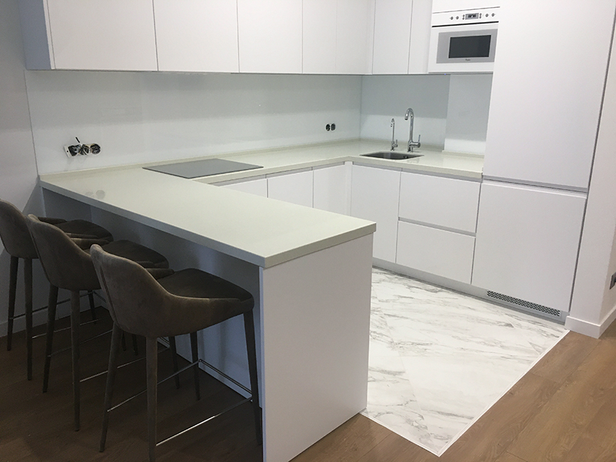 П-образная столешница из искусственного камня Staron Aspen AG614 Gold Rush – фото 1 – Modern Acrylic Stone