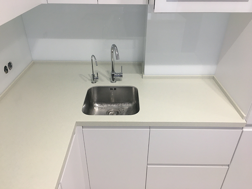 П-образная столешница из искусственного камня Staron Aspen AG614 Gold Rush – фото 8 – Modern Acrylic Stone