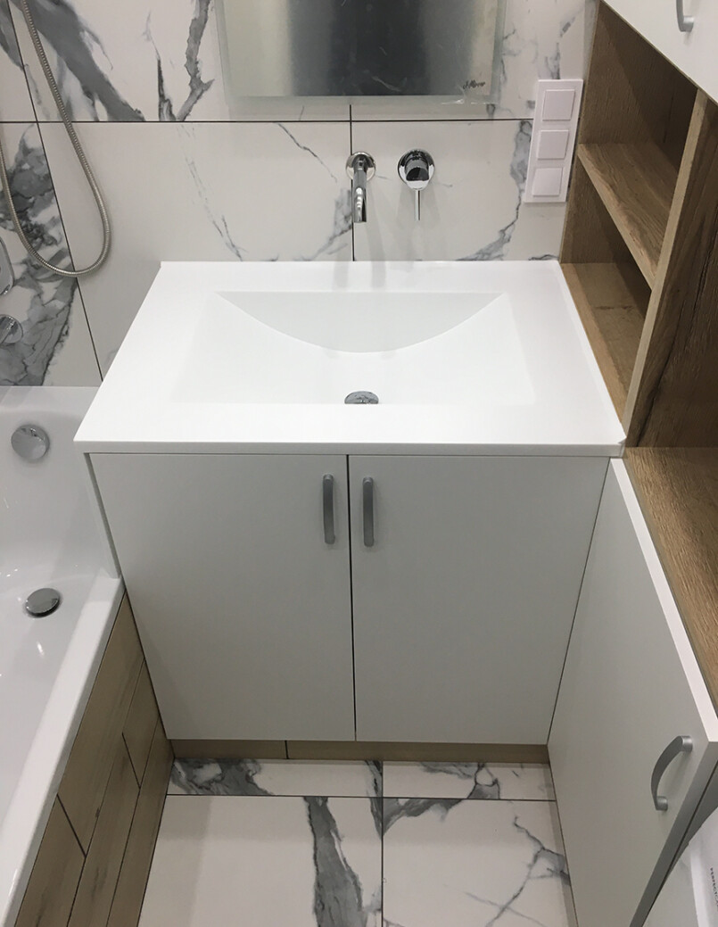https://mascompany.com.ua/wp-content/uploads/2021/06/stilnytsya-z-bichnoyu-panellyu-z-kamenyu-grandex-p-104-pure-white-modern-acrylic-stone-3.jpg