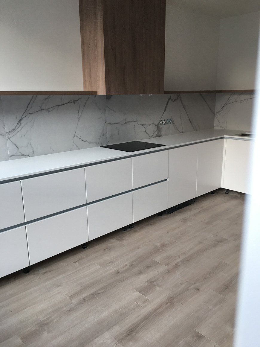 Кутова стільниця з кварцового каменю Caesarstone 1141 Pure White – фото 4 – Modern Acrylic Stone