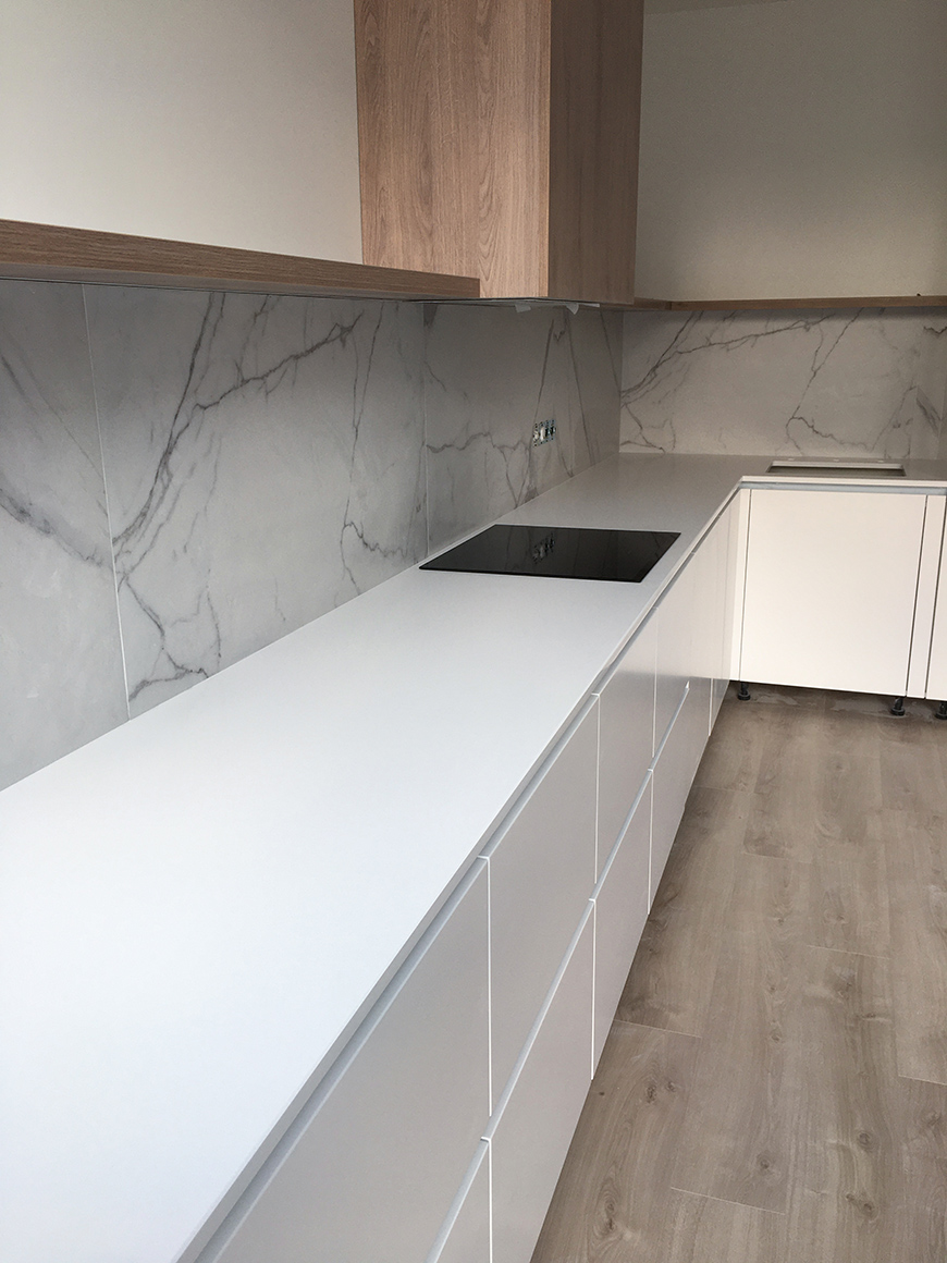 Кутова стільниця з кварцового каменю Caesarstone 1141 Pure White – фото 6 – Modern Acrylic Stone