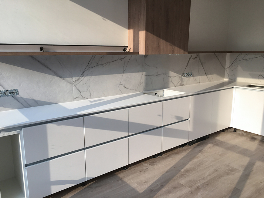 Угловая столешница из кварцевого камня Caesarstone 1141 Pure White – фото 1 – Modern Acrylic Stone