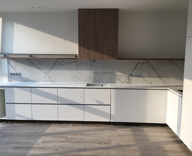https://mascompany.com.ua/wp-content/uploads/2021/08/uglovaya-stoleshnitsa-iz-kvartsevogo-kamnya-caesarstone-1141-pure-white-modern-acrylic-stone-2.jpg