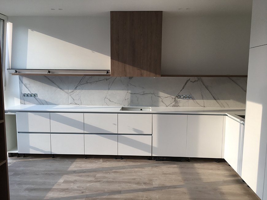 Угловая столешница из кварцевого камня Caesarstone 1141 Pure White – фото 2 – Modern Acrylic Stone