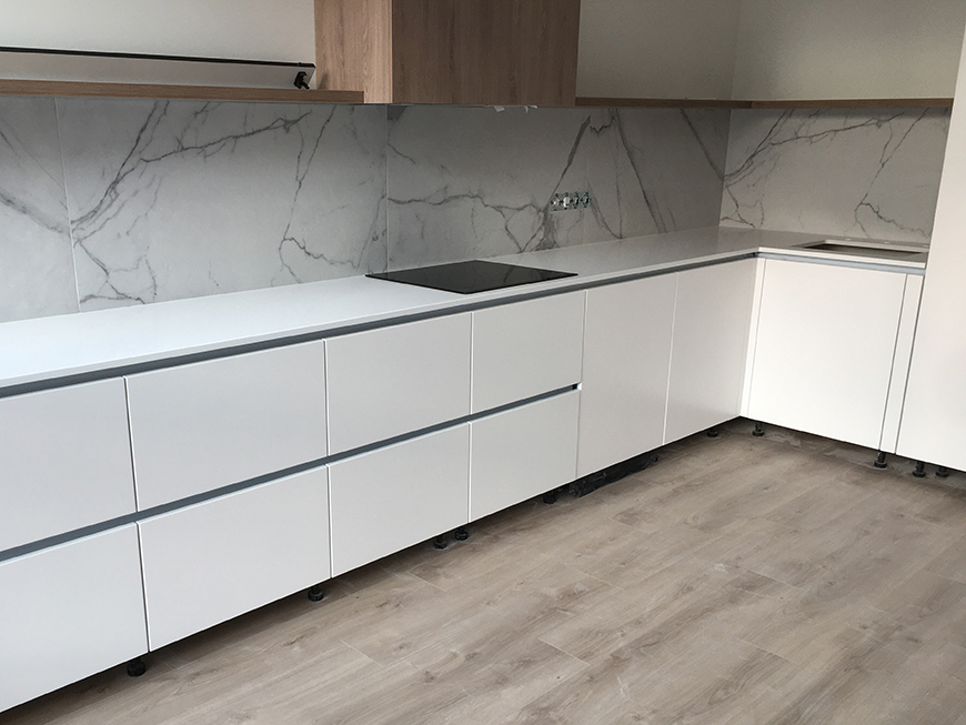 Угловая столешница из кварцевого камня Caesarstone 1141 Pure White – фото 3 – Modern Acrylic Stone