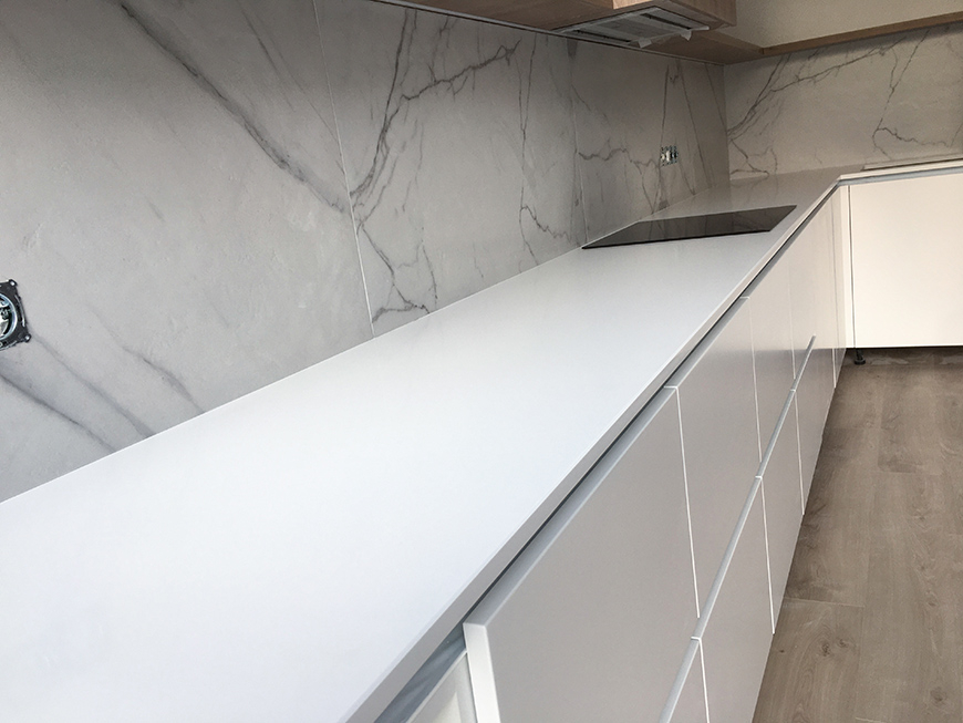 Угловая столешница из кварцевого камня Caesarstone 1141 Pure White – фото 5 – Modern Acrylic Stone