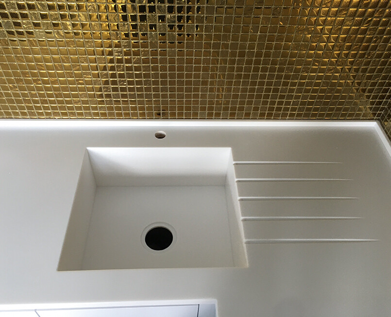 https://mascompany.com.ua/wp-content/uploads/2021/09/stilnytsya-z-lytoyu-myykoyu-z-akrylovoho-kamenyu-grandex-s-203-sparkling-sand-modern-acrylic-stone-mas-3.jpg