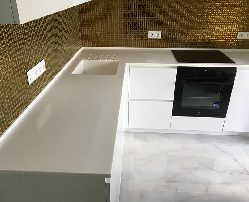 https://mascompany.com.ua/wp-content/uploads/2021/09/stilnytsya-z-lytoyu-myykoyu-z-akrylovoho-kamenyu-grandex-s-203-sparkling-sand-modern-acrylic-stone-mas.jpg