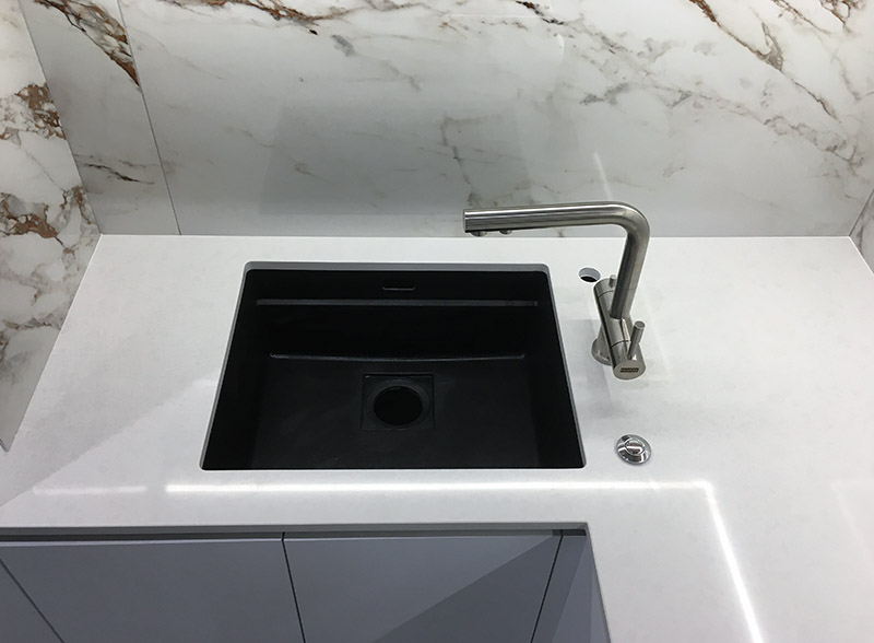 Кварцевая столешница для кухни Radianz SH145 ST. Helens White – фото 5 – Modern Acrylic Stone