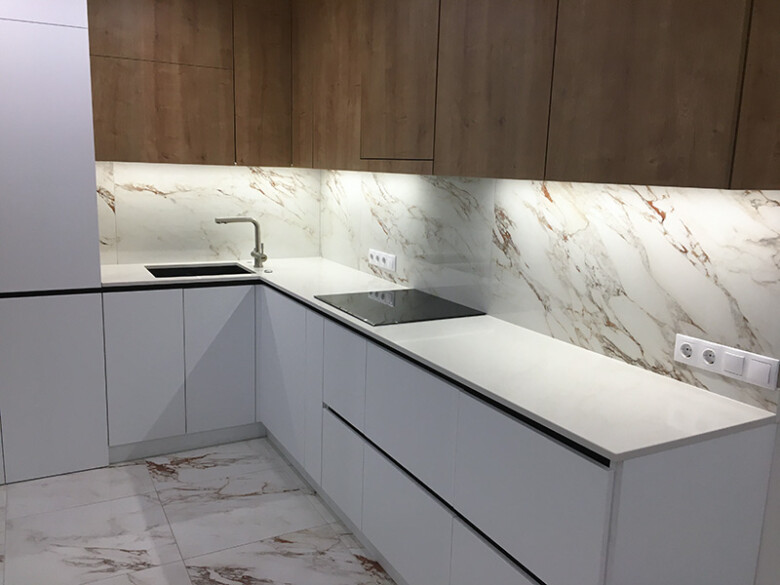 Кварцевая столешница для кухни Radianz SH145 ST. Helens White – основное фото – Modern Acrylic Stone