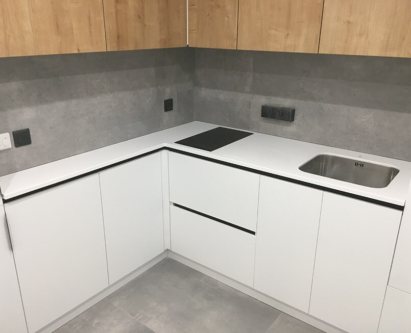 https://mascompany.com.ua/wp-content/uploads/2022/04/belaya-stoleshnitsa-iz-iskusstvennogo-kamnya-grandex-p104-pure-white-modern-acrylic-stone-1.jpg