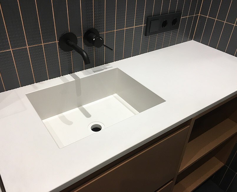 https://mascompany.com.ua/wp-content/uploads/2022/04/kvartsevaya-stoleshnitsa-caesarstone-1141-pure-white-modern-acrylic-stone-1.jpg