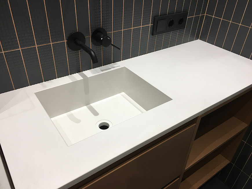 Столешница с мойкой из кварца Caesarstone 1141 Pure White – фото 1 – Modern Acrylic Stone
