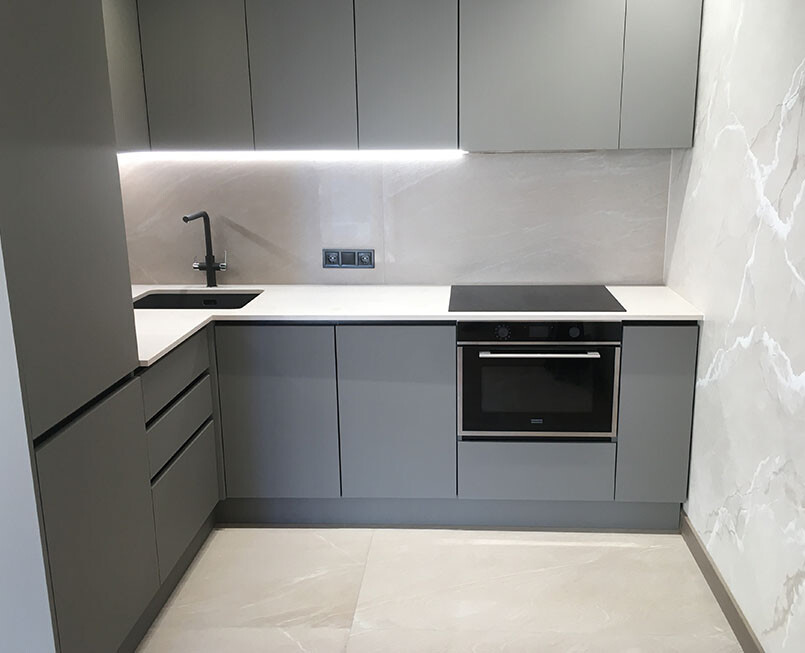 https://mascompany.com.ua/wp-content/uploads/2022/04/stoleshnitsa-iz-kvartsevogo-aglomerata-caesarstone-4011-cloudburst-concrete-modern-acrylic-stone-mas.jpg