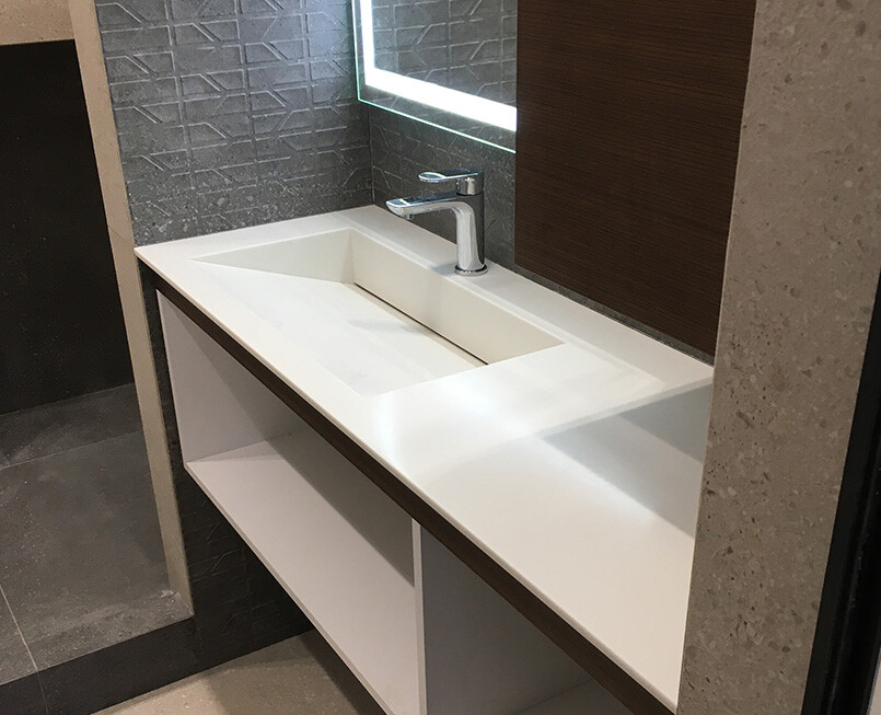 https://mascompany.com.ua/wp-content/uploads/2022/08/stilnitsya-z-shhilinnoyu-mijkoyu-z-kamenyu-corian-glacier-ice-modern-acrylic-stone-mas-1.jpg