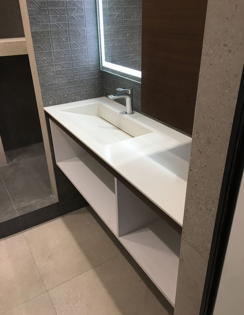 https://mascompany.com.ua/wp-content/uploads/2022/08/stilnitsya-z-shhilinnoyu-mijkoyu-z-kamenyu-corian-glacier-ice-modern-acrylic-stone-mas-2.jpg