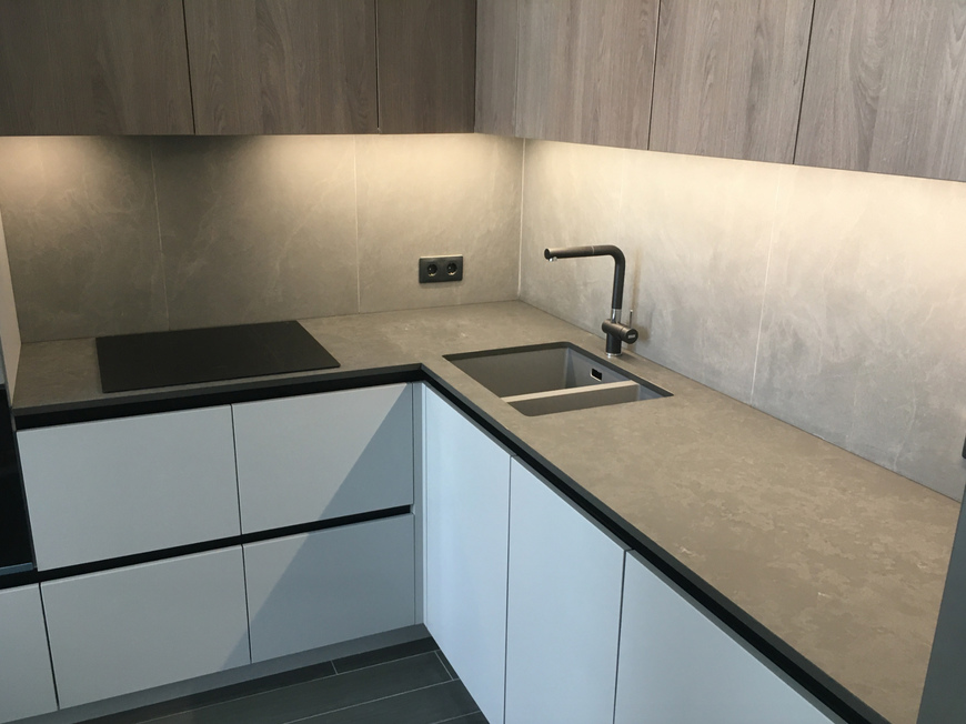 Кутова стільниця із кварцового агломерату Vicostone BQ8863 Tartufo – фото 1 – Modern Acrylic Stone