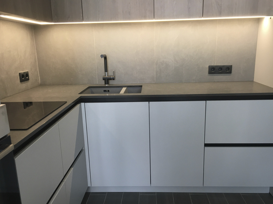 Кутова стільниця із кварцового агломерату Vicostone BQ8863 Tartufo – фото 2 – Modern Acrylic Stone
