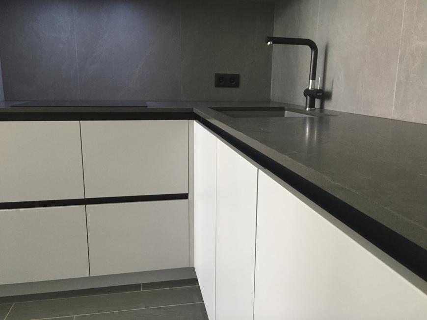 Кутова стільниця із кварцового агломерату Vicostone BQ8863 Tartufo – фото 4 – Modern Acrylic Stone