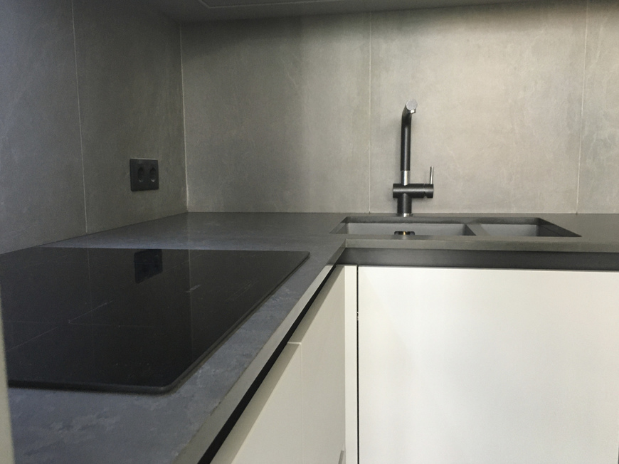 Кутова стільниця із кварцового агломерату Vicostone BQ8863 Tartufo – фото 5 – Modern Acrylic Stone