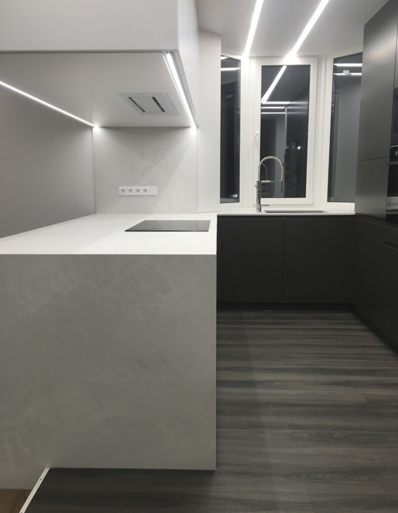 https://mascompany.com.ua/wp-content/uploads/2022/10/ostriv-stinova-panel-ta-stilnytsya-z-perekhodom-u-pidvikonnya-caesarstone-4011-cloudburst-concrete-modern-acrylic-stone-mas-1.jpg