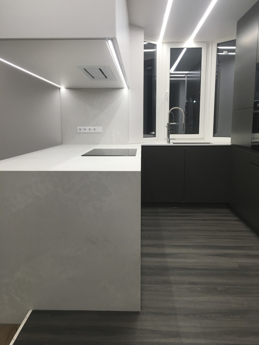 Острів, стінова панель та стільниця з переходом у підвіконня Caesarstone 4011 Cloudburst Concrete – фото 1 – Modern Acrylic Stone