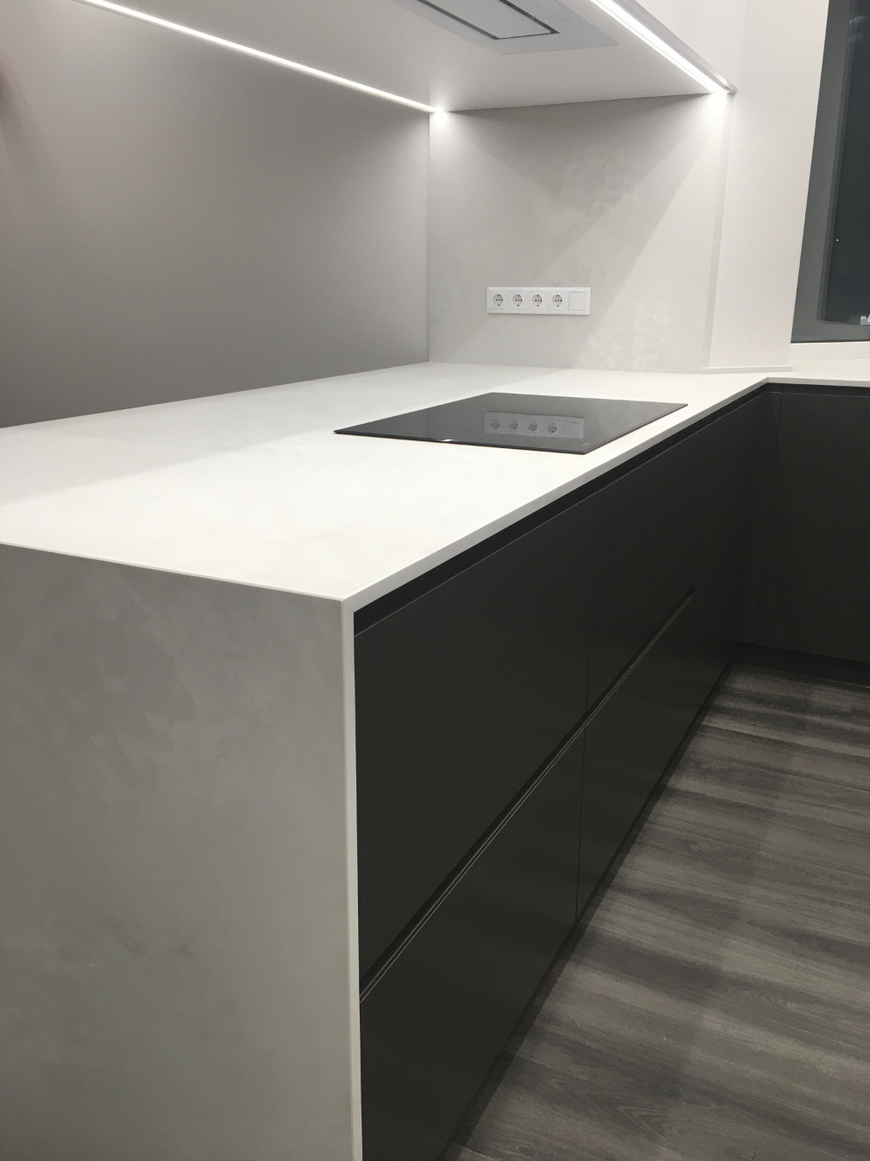 Острів, стінова панель та стільниця з переходом у підвіконня Caesarstone 4011 Cloudburst Concrete – фото 3 – Modern Acrylic Stone