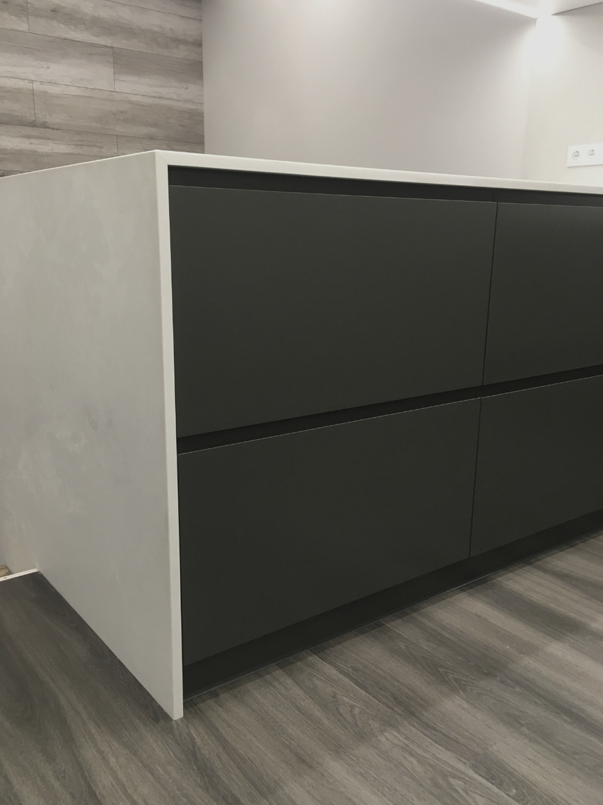Острів, стінова панель та стільниця з переходом у підвіконня Caesarstone 4011 Cloudburst Concrete – фото 4 – Modern Acrylic Stone