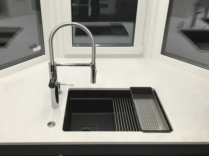 Острів, стінова панель та стільниця з переходом у підвіконня Caesarstone 4011 Cloudburst Concrete – фото 5 – Modern Acrylic Stone