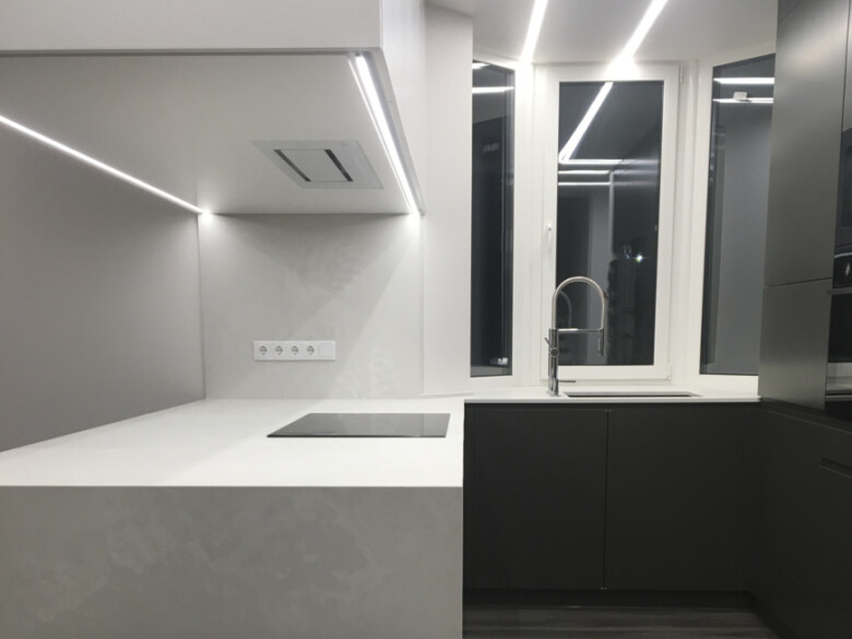 Остров, стеновая панель и столешница с переходом в подоконник Caesarstone 4011 Cloudburst Concrete – основное фото – Modern Acrylic Stone