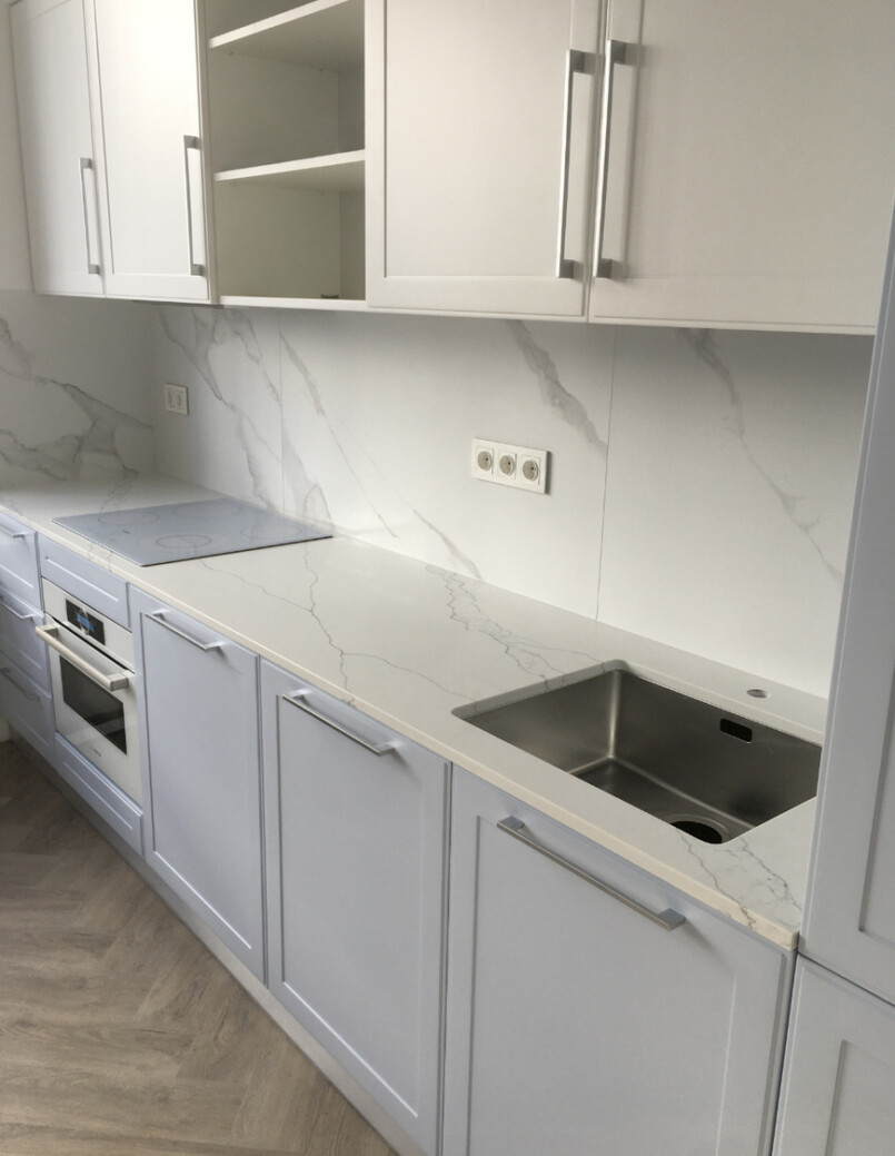 https://mascompany.com.ua/wp-content/uploads/2022/11/stoleshnitsa-iz-kvartsevogo-kamnya-avant-quartz-7000-calacatta-eno-modern-acrylic-stone-mas-1.jpg