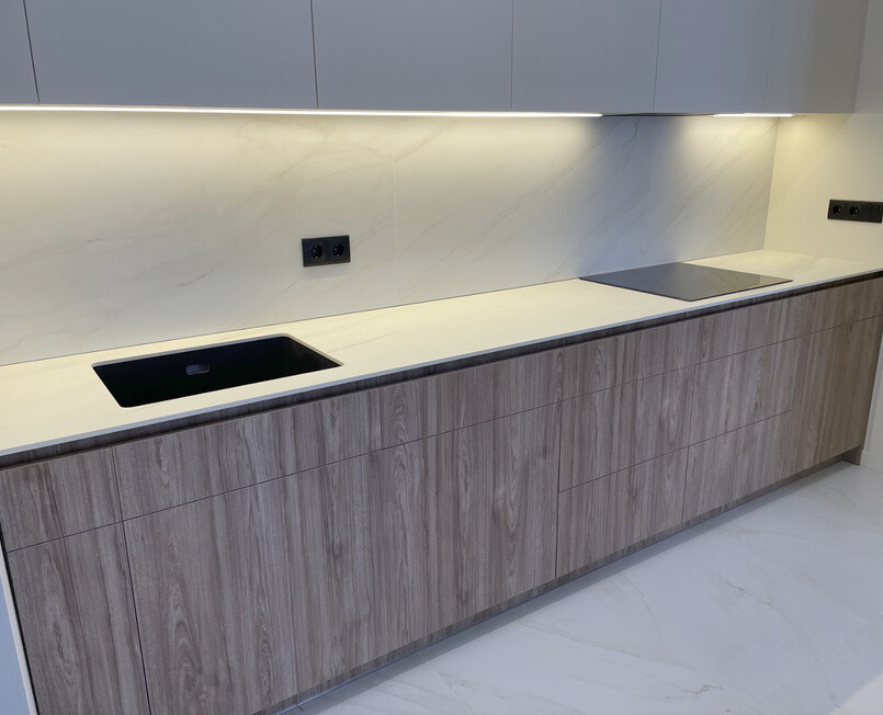 https://mascompany.com.ua/wp-content/uploads/2022/12/keramichna-stilnytsya-laminam-i-naturali-marmi-bianco-lasa-modern-acrylic-stone-mas.jpg