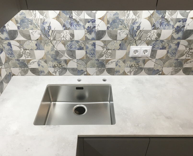 https://mascompany.com.ua/wp-content/uploads/2022/12/kvartsevaya-stoleshnitsa-caesarstone-4011-cloudburst-concrete-modern-acrylic-stone-mas.jpg