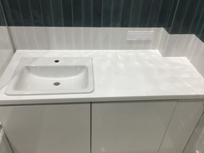 Столешница из акрилового камня Staron Supreme Cotton White VC110 - основное фото - Modern Acrylic Stone