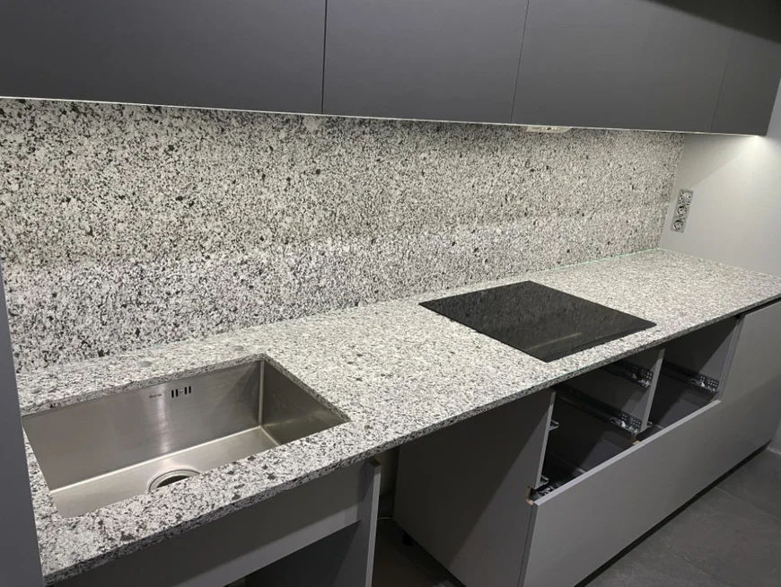 Кварцевая столешница и стеновая панель Atem Terra Black 005 — фото 2 — MAS — Modern Acrylic Stone